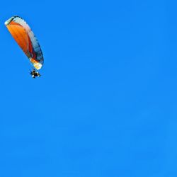 Sentir la adrenalina de volar a 300 metros sobre un mundo de islas y remar por las aguas calmas bajo un emblemático puente colgante. 