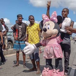 Los manifestantes con Minnie Mouse cerca de una puerta de peaje bloqueada de la autopista que conecta la capital de Mozambique, Maputo. Foto de Amilton Neves / AFP | Foto:AFP