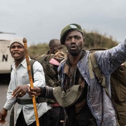 Un miliziano Wazalendo frente a un vehículo blindado de transporte de personal del contingente MONUSCO en el Congo. Foto de Michael Lunanga / AFP | Foto:AFP