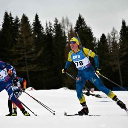 La francesa Lou Jeanmonnot-Laurent y la ucraniana Anastasiya Merkushyna compiten en la Copa del Mundo de Biatlón IBU en Antholz-Anterselva, Italia. Foto de Marco BERTORELLO / AFP | Foto:AFP