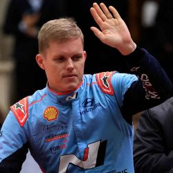 El piloto estonio Ott Tanak saluda durante la ceremonia que marca el inicio del 93º Rally de Montecarlo del WRC, en Mónaco. Foto de Valery HACHE / AFP | Foto:AFP