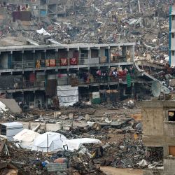  La gente acampa en una escuela de la ONU muy dañada y rodeada de destrucción, mientras los palestinos desplazados regresan a las zonas del norte de la Franja de Gaza. Foto de Omar AL-QATTAA / AFP | Foto:AFP