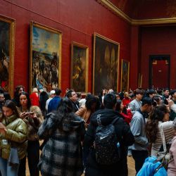  Los visitantes observan las pinturas del Museo del Louvre en París. Foto de Dimitar DILKOFF / AFP | Foto:AFP