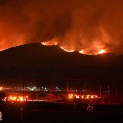 Las llamas rojas y el humo se elevan desde el incendio Hughes en Castaic, en el noroeste del condado de Los Ángeles, California. Foto de Robyn Beck / AFP | Foto:AFP