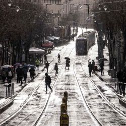  La gente camina sobre las vías del tranvía después de la lluvia en la calle Jaffa en Jerusalén. Foto de John WESSELS / AFP | Foto:AFP