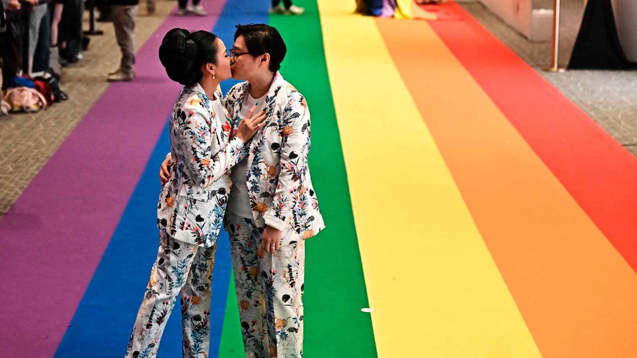 Casi 2.000 parejas del mismo sexo y transexuales se casaron en Tailandia, cuando entró en vigor la ley de matrimonio igualitario del reino. Foto de Lillian SUWANRUMPHA / AFP | Foto:AFP