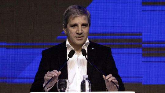 Luis Caputo reveló la estrategia para que el Tesoro pueda comprar dólares y engrosar las reservas
