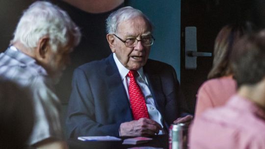 Warren Buffett dejó Berkshire Hathaway: en RDC analizaron el cambio de liderazgo del gigante financiero