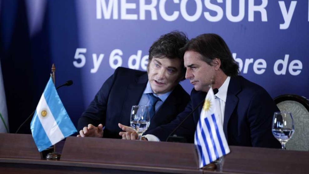 Javier Milei junto al presidente uruguayo saliente, Luis Lacalle Pou