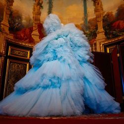 Creado por Giambattista Valli de la colección de Alta Costura 2018-2019 que se exhibe en la exposición "Louvre Couture". París. Foto de Dimitar DILKOFF / AFP | Foto:AFP