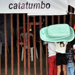  Personas desplazadas por los recientes enfrentamientos entre grupos armados esperan recibir donaciones en el Estadio General Santander en Cúcuta. Foto de Schneyder Mendoza / AFP | Foto:AFP