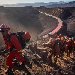 Los Bomberos del equipo Growlersburg suben la montaña para crear una línea de contención contra incendios en Hughes en Castaic. Foto de Apu GOMES / AFP | Foto:AFP