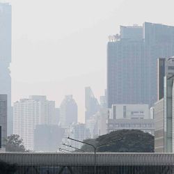 Puente peatonal en medio de altos niveles de contaminación del aire en Bangkok. Foto de Lillian SUWANRUMPHA / AFP | Foto:AFP