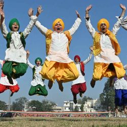 Los jóvenes interpretan 'Bhangra', una danza folclórica tradicional, durante los ensayos para el próximo desfile del Día de la República del país en Amritsar. Foto de Narinder NANU / AFP  | Foto:AFP