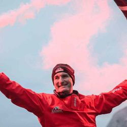  El capitán francés Jeremie Beyou celebra con alegría su llegada, regata de vela en solitario en monocasco, en Les Sables-d'Olonne. Foto de Loic VENANCE / AFP | Foto:AFP