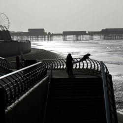 La gente juega con el viento en el paseo marítimo de Blackpool, en el noroeste de Inglaterra. Foto de Oli SCARFF / AFP | Foto:AFP
