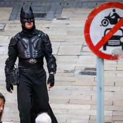 Un hombre vestido como Batman camina por una calle de Hong Kong. Foto de Mladen ANTONOV / AFP | Foto:AFP