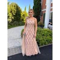 Las madres y sus vestidos en los eventos más importantes: Una guía para brillar en cada ocasión