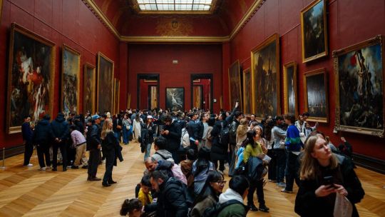 El Louvre no se salva de la crisis: filtraciones, goteras, material obsoleto y calor ponen en peligro sus obras