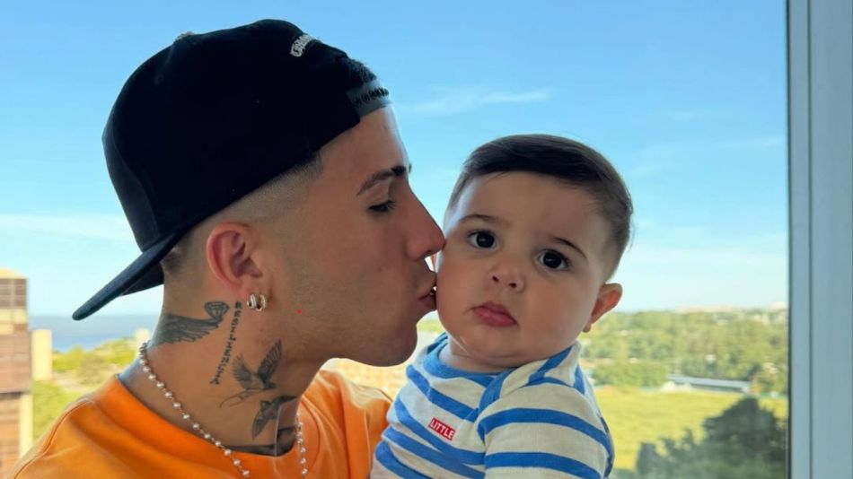 El hijo de Enzo Fernández posó en una tierna imagen junto a una ventana 