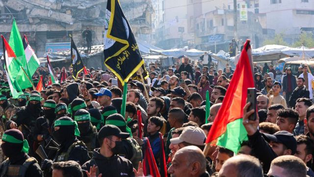 Miembros de Hamás en el lugar donde las cuatro rehenes israelíes fueron entregadas a la Cruz Roja.