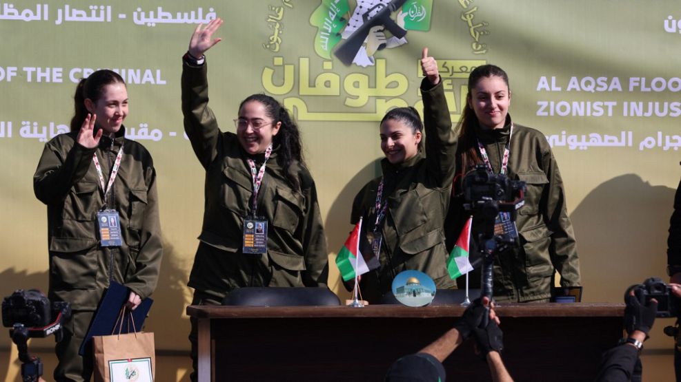 Naama Levy, Liri Albag, Daniella Gilboa y Karina Ariev, las jóvenes israelíes liberadas por Hamás. Habían sido raptadas cuando cumplían con el servicio militar en octubre de 2023.