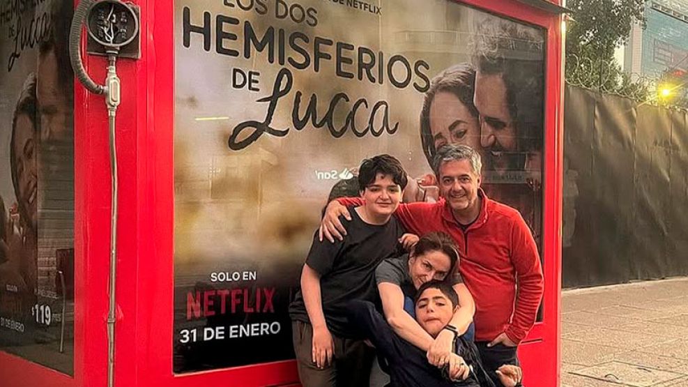 La familia de Bárbara Anderson junto a un afiche de la pelicula