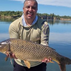 Las capturas se sucedieron una tras otra, siempre estando atento al descarne, ya que hay una sobrepoblación de mojarras de un tamaño importante que nos obliga a revisar constantemente los cebos.