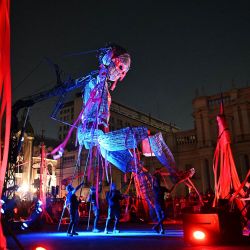 Artistas actúan durante el Performance callejero 'Mo y la Cinta Roja' de l'Homme Debout, durante la 32 versión del Festival Internacional Teatro a Mil, en Santiago, Chile. | Foto:RODRIGO ARANGUA / AFP