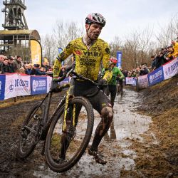 El belga Wout van Aert compite en la carrera de élite masculina durante la competición de ciclocross de la Copa del Mundo UCI, en Maasmechelen. | Foto:LUC CLAESSEN / Belga / AFP