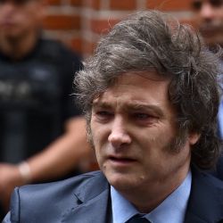 El presidente argentino, Javier Milei, sale del Museo del Holocausto tras asistir a un acto para conmemorar el Día Internacional de Conmemoración del Holocausto en Buenos Aires. | Foto:LUIS ROBAYO / AFP