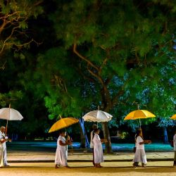 En esta fotografía devotos budistas visitan el templo budista Kiri Vehera en Kataragama. | Foto:ISHARA S. KODIKARA / AFP