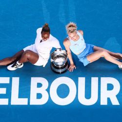 La estadounidense Taylor Townsend y la checa Katerina Siniakova celebran con el trofeo tras su victoria ante la taiwanesa Hsieh Su-wei y la letona Jelena Ostapenko en su partido final de dobles femeninos en el decimoquinto día del torneo de tenis Abierto de Australia en Melbourne. | Foto:DAVID GRAY / AFP