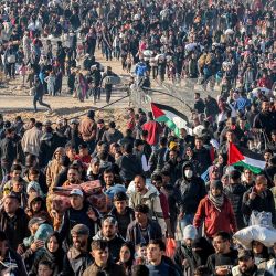 La gente camina por la calle costera de Al-Rashid en Gaza para cruzar el corredor Netzarim desde el sur de la Franja de Gaza. Los palestinos desplazados comenzaron a regresar al norte de Gaza el 27 de enero, dijo a la AFP un funcionario del Ministerio del Interior del territorio controlado por Hamas, después de un avance en las negociaciones entre Hamas e Israel. | Foto:OMAR AL-QATTAA / AFP