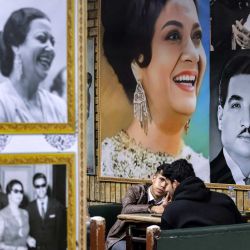 La gente se sienta en el café Umm Kulthum, que abrió sus puertas en 1970 y lleva el nombre del fallecido ícono de la música árabe egipcia Umm Kulthum, a lo largo de la calle al-Rashid en la ciudad vieja de Bagdad. | Foto:AHMAD AL-RUBAYE / AFP)