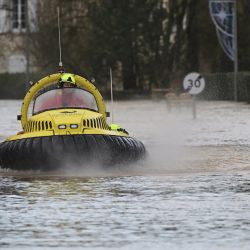 Los bomberos utilizan un aerodeslizador, un vehículo anfibio, para desplazarse a través de las aguas de la inundación después de que el río Vilaine se desbordara, en Guipry-Messac, tras fuertes lluvias. | Foto:Damien Meyer / AFP