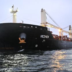 El carguero Vezhen está anclado en las afueras de Karlskrona, Suecia, para que lo examinen las autoridades suecas. Las autoridades incautaron el barco sospechoso de haber saboteado un cable de fibra óptica en el mar Báltico, anunció la fiscalía. | Foto:Johan Nilsson/TT / TT News Agency / AFP