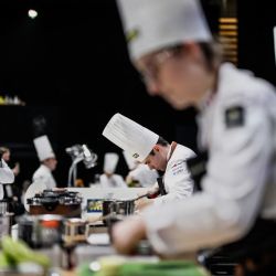 El chef francés Paul Marcon compite en el concurso de cocina Bocuse d'Or 2025 en el SIRHA (Salon International de la Restauration, de l'Hotellerie et de l'Alimentation) en la sala de exposiciones Eurexpo en Chassieu, cerca de Lyon, en el centro de Este de Francia. | Foto:JEFF PACHOUD / AFP