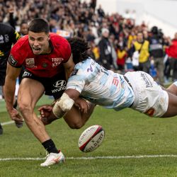 El extremo francés de Toulon, Gael Drean (izq.), anota un try tras ser tackleado por el extremo fiyiano de Racing92, Vinaya Kunaturaga Habosi, durante el partido de rugby union del Top 14 francés entre RC Toulon y Racing92 en el estadio Mayol en Toulon, sureste de Francia. | Foto:MIGUEL MEDINA / AFP