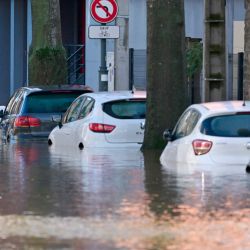 Esta fotografía muestra automóviles en una calle después de la inundación excepcional del río Ille en Rennes, en el oeste de Francia. | Foto:Damien Meyer / AFP