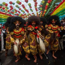 Los participantes actúan en las calles durante el festival Grebeg Sudiro, parte de las celebraciones del Año Nuevo chino, en Solo, Java Central, Indonesia. | Foto:DEVI RAHMAN / AFP