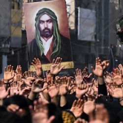 Musulmanes chiítas portan un retrato del imán Ali bin Abi Talib mientras asisten a un funeral simbólico para conmemorar la muerte del imán Musa al-Kadhim, en la ciudad de Basora, al sur de Irak. | Foto:Hussein Faleh / AFP