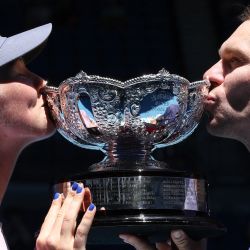 Olivia Gadecki y John Peers de Australia celebran con el trofeo después de su victoria contra Kimberly Birrell y John-Patrick Smith de Australia en su partido final de dobles mixtos en el día trece del torneo de tenis Abierto de Australia en Melbourne. | Foto:DAVID GRAY / AFP