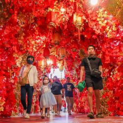 Personas caminan por un pasillo lleno de decoraciones de la Fiesta de la Primavera en un centro comercial en el Barrio Chino, en Manila, Filipinas. | Foto:Xinhua/Rouelle Umali