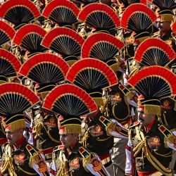 Soldados indios marchan durante el desfile del 76º Día de la República en Nueva Delhi. | Foto:Sajjad Hussain / AFP