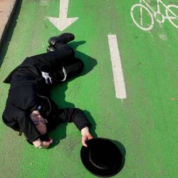 Un manifestante se encuentra tumbado en un carril bici mientras la policía israelí dispersa una sentada de hombres judíos ultraortodoxos contra una sentencia de un alto tribunal israelí que les obliga a ser reclutados para el servicio militar, frente a una oficina de reclutamiento del ejército en la ciudad de Kiryat Ono, cerca de Tel Aviv. | Foto:JACK GUEZ / AFP