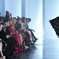 Una modelo presenta una creación para Rahul Mishra durante la Semana de la Moda de Alta Costura Primavera/Verano 2025 en París. | Foto:Thibaud Moritz / AFP