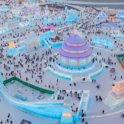 Vista aérea tomada con un dron de turistas divirtiéndose en el Mundo de Hielo y Nieve de Harbin, en Harbin, capital de la provincia de Heilongjiang, en el noreste de China. | Foto:Xinhua/Xie Jianfei