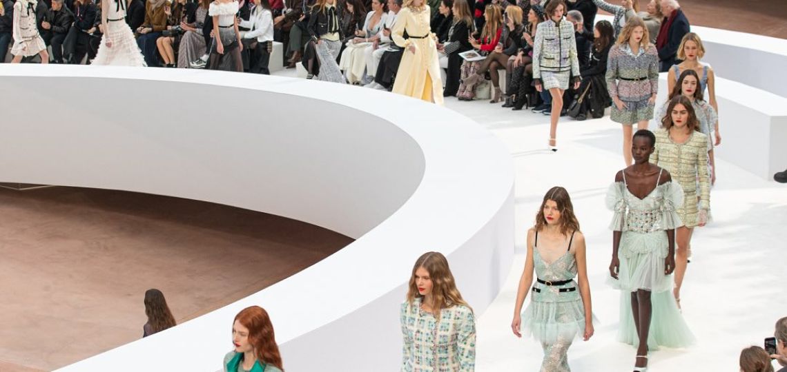 Del amanecer al anochecer: Chanel teje un cuento de alta costura en el Grand Palais