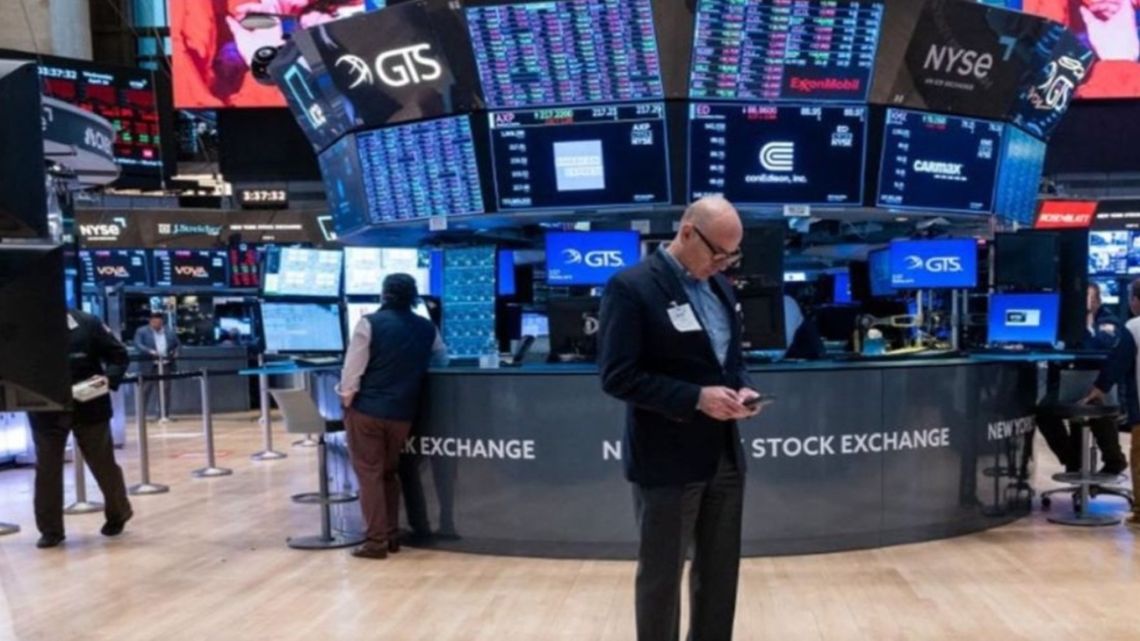 El Merval sigue en caída y el riesgo país tocó el nivel máximo del año